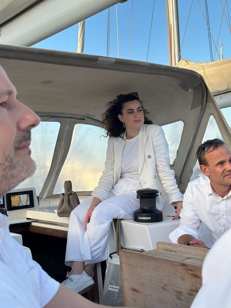 נועם על סירת מפרש במהלך אופסייט תוכנית המנהיגות