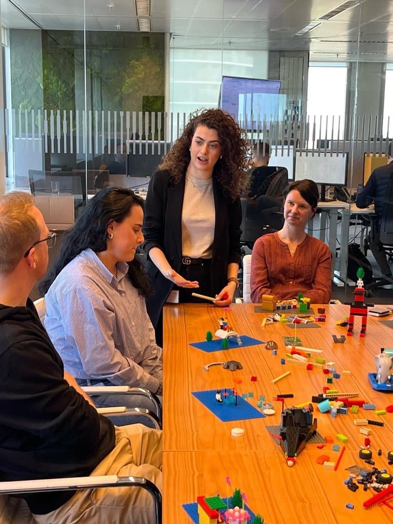 נועם מנחה מפגש LEGO® Serious Play®, מודלים מוגמרים על השולחן